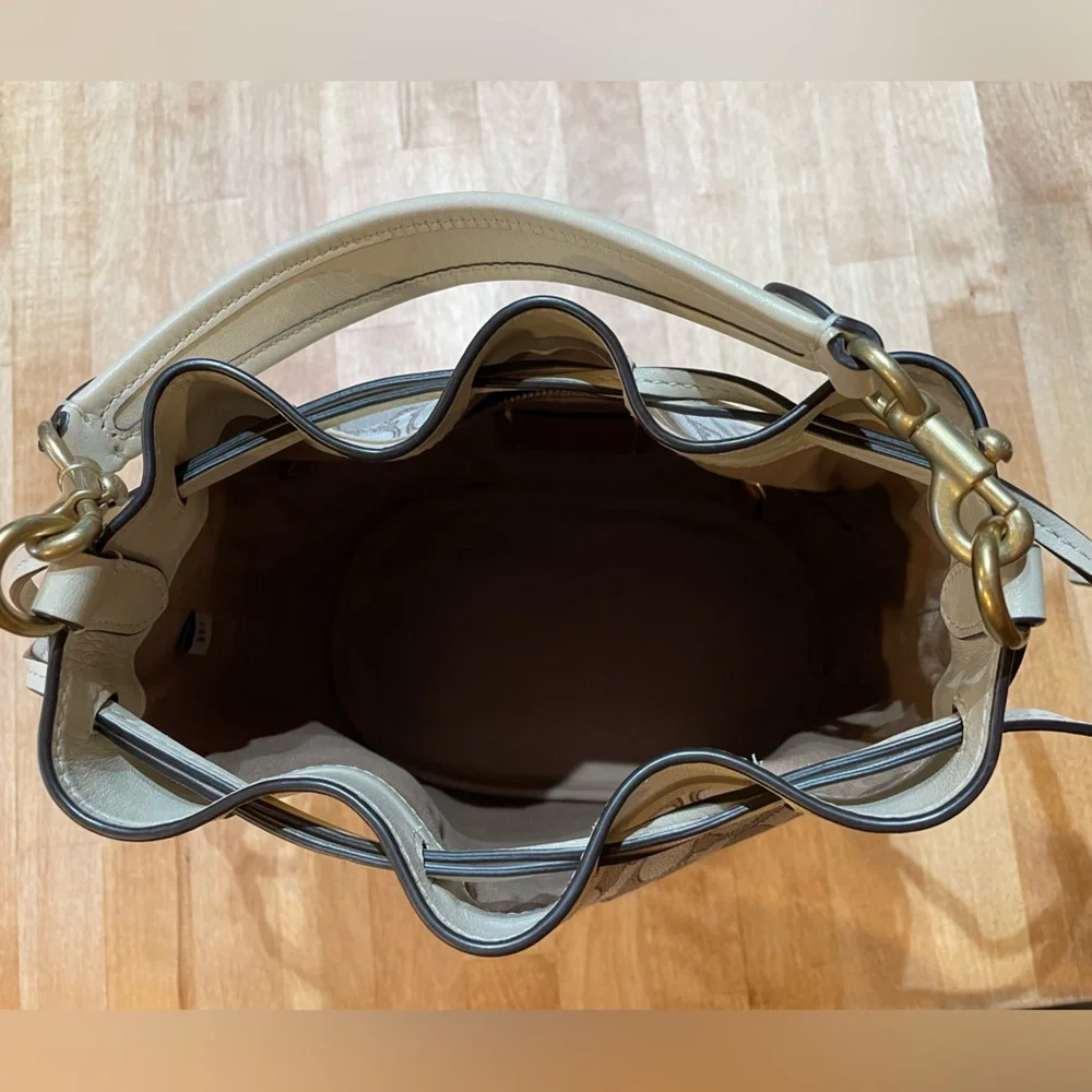 ✨SOLD✨ Coach Field Bucket Bag In Signature Jacquard - Picture 2 of 6